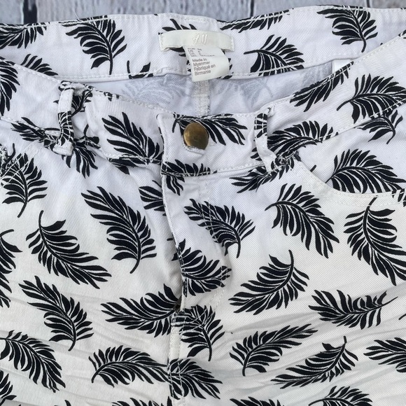 𝅺h&m Leafy Print Short Shorts - Picture 5 of 12